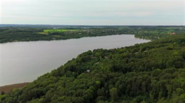 Pilsensee Pilsensee Bayern 'de, Seefeld' de, Hechendorf Deutschland Luftaufnahme 'de. Pilsensee Gölü 'nün havadan görünüşü Almanya' nın Münih yakınlarındaki Bavyera kentinde Ammer Gölü ile aynı göl alanını paylaştı.. 