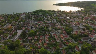 Ben Ammersee Luftaufnahme bei Sonnenuntergang 'ım. Almanya 'nın Bavyera şehrinde yaz günbatımında büyük Ammersee Gölü yakınlarında küçük bir Alman kasabası Herrsching' in havadan görünüşü. Ammer Gölü. 
