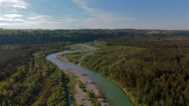 Bavyera, Almanya 'da Wolfratshausen yakınlarında güneşli havalarda Isar Nehri ve rüzgar değirmenleri. Luftaufnahme der Isar und der Windkraftwerke von Wolfratshausen, Bayern, Deutschland. 