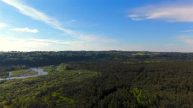 Bavyera, Almanya 'da Wolfratshausen yakınlarında güneşli havalarda Isar Nehri ve rüzgar değirmenleri. Luftaufnahme der Isar und der Windkraftwerke von Wolfratshausen, Bayern, Deutschland. 