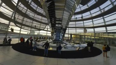 27 Aralık 2023. Berlin, Almanya. Şafakta Reichstag cam kubbesi. Gün batımında Berlin 'deki Bundestag' ın cam kubbesinin içindeki sarmal geçit. Kuppel und Dachterrasse des Reichstagsgebaudes