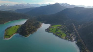 Luftaufnahme Blick auf den Walchensee von der Herzogstanbahn. Herzogstand Dağı, Yukarı Bavyera, Bavyera, Almanya 'da görüldüğü üzere, Walchensee, Zwergern yarımadasında yer alan bir şehirdir.. 