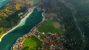Luftaufnahme Blick auf den Walchensee von der Herzogstanbahn. Herzogstand Dağı, Yukarı Bavyera, Bavyera, Almanya 'da görüldüğü üzere, Walchensee, Zwergern yarımadasında yer alan bir şehirdir.. 
