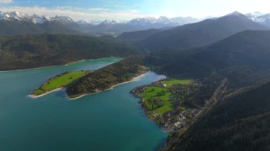 Luftaufnahme Blick auf den Walchensee von der Herzogstanbahn. Herzogstand Dağı, Yukarı Bavyera, Bavyera, Almanya 'da görüldüğü üzere, Walchensee, Zwergern yarımadasında yer alan bir şehirdir.. 