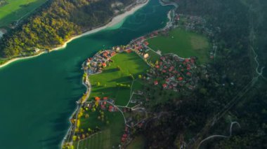 Luftaufnahme Blick auf den Walchensee von der Herzogstanbahn. Herzogstand Dağı, Yukarı Bavyera, Bavyera, Almanya 'da görüldüğü üzere, Walchensee, Zwergern yarımadasında yer alan bir şehirdir.. 