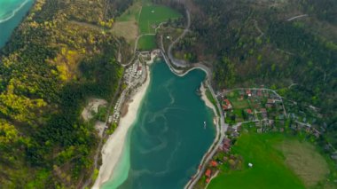 Luftaufnahme Blick auf den Walchensee von der Herzogstanbahn. Herzogstand Dağı, Yukarı Bavyera, Bavyera, Almanya 'da görüldüğü üzere, Walchensee, Zwergern yarımadasında yer alan bir şehirdir.. 