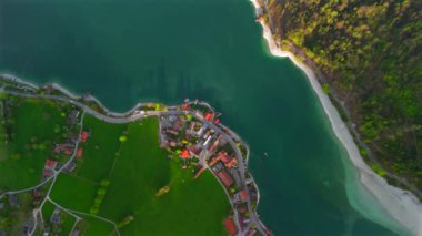 Luftaufnahme Blick auf den Walchensee von der Herzogstanbahn. Herzogstand Dağı, Yukarı Bavyera, Bavyera, Almanya 'da görüldüğü üzere, Walchensee, Zwergern yarımadasında yer alan bir şehirdir.. 