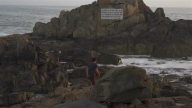 Farol da Boa Nova Portekiz, Porto 'da. Miradouro da Boa Nova. Okyanusta Capela da Boa Nova yakınlarında Oporto, Portekiz 'de gün batımında plakalı bir kaya. Hatıra mermer plaketi Antonio Nobre. 