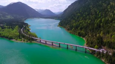 Faller-Klamm-Brucke oder Sylvensteinsee Brucke ist Strassenbrucke in der Gemeinde Lenggries im Landkreis Bad Tolz-Wolfratshausen. Bavyera 'da Sylvensteinsee rezervuarı, Almanya Lenggries kasabası yakınlarında. 