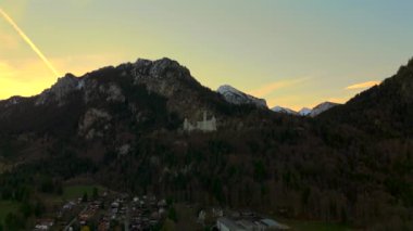 Konigsschloss Neuschwanstein, Bayern, Allgau, Deutschland. Neuschwanstein Şatosu Bavyera, Fussen, Almanya. Gün doğumunda Bavyera Alpleri 'nin arka planındaki kalenin ön görüntüsü. Bavyera Kralı Ludwig 2 Kalesi