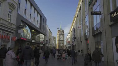 29 Aralık 2023. Rostock, Almanya. Kropeliner Tor der Rostocker Stadtbefestivalgung. Rostock şehrinin şehir merkezindeki alışveriş caddesinde güneşli kış havasında tarihi Kropeliner kapısı. Kropeliner Caddesi 