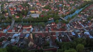 Luftbild der bayerischen Stadt Wolfratshausen und Loisach-Isar-Kanal in Deutschland bei Sonnenuntergang im Sommer. Yukarı Bavyera 'daki Wolfratshausen kasabası ve Almanya' daki nehir manzarası. 
