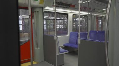 Innenansicht S-Bahn-Wagens ohne Personen Berlin, Deutschland. Berlin, Almanya 'da hiç kimse yokken, S-bahn tren vagonu içerideydi. İçi boş modern tren Deutsche Bahn mavi kareli koltuklu 