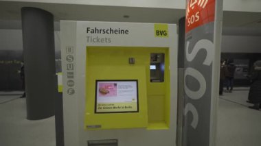 26 Aralık 2023. Berlin, Almanya. Berlin 'de yeraltında BVG sarı bilet otomatı. Berlin metrosunda BVG sarı bilet satışı ve damgalama cihazı. Berlin metro istasyonunda bilet satışı aygıtı. 