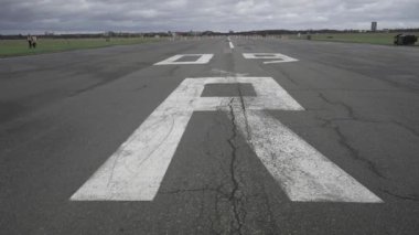 Berlin, Almanya. Flughafen Berlin-Tempelhof. Kullanılmayan eski havaalanı halka açık alana dönüştürüldü. İnsanlar Tempelhofer Feld 'de boş pistlerde yürüyor, bisiklete biniyor. Tempelhofer Feld. 