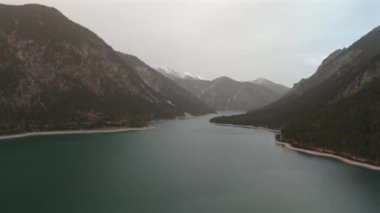 Avusturya Alplerinde gökyüzü manzaralı bir göl. Tirols Plansee 'yi görün. Plansee im Bezirk Reutte, Tirol, Osterreich innerhalb der Ammergauer Alpen. Avusturya 'da büyük temiz bir göl. Dağlarda rezervuar. 