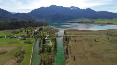 Kochel am See ein Dorf im oberbayerischen Landkreis Bad Tolz-Wolfratshausen. Kochelsee Gölü, Bavyera, Almanya. Bavyera 'da tatil teması. Güneşli hava manzaralı güzel kristal berrak göl. 