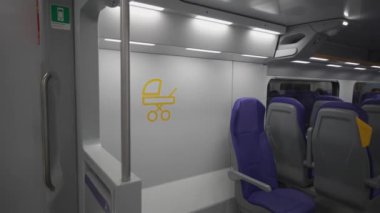 Roma, İtalya 'daki modern çift katlı bir Trenitalia Hitachi Caravaggio FNM treninin içi. Çağdaş iki katlı elektrikli demiryolu aracı Hitachi Demiryolu İtalya 'nın iç manzarası 