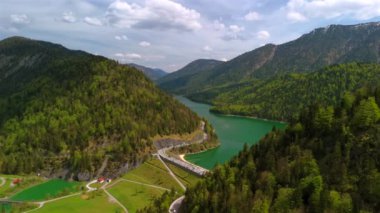 Staudamm am Sylvensteinhersee und der Sylvensteinsee, Bayern, Deutschland Lenggries 'de. Bavyera, Almanya 'da güneşli bir bahar gününde büyük bir baraj ve gözlem güvertesi Sylvensteinsee' de. 