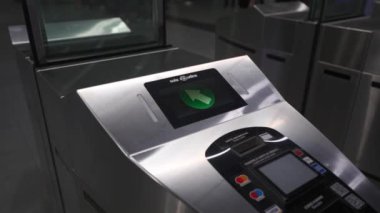 20 Ekim 2023. Roma, İtalya. İtalya 'ya geçiş ve bilet ücreti için turnike. Tren bileti için sınırsız ödeme. Giriş kapısı ve tren istasyonunda bilet onayı. Nakliye ödeme sistemi. 