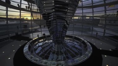 27 Aralık 2023. Berlin, Almanya. Şafakta Reichstag cam kubbesi. Gün batımında Berlin 'deki Bundestag' ın cam kubbesinin içindeki sarmal geçit. Kuppel und Dachterrasse des Reichstagsgebaudes
