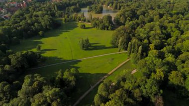 Kleinhesseloher Münih 'teki Englischen Bahçesi, Deutschland Luftaufnahme. İngiliz Bahçesi 'nde göl manzarası, Almanya, Münih. Englische Garten Isar Nehri kıyısında dünyanın en büyük şehir parkları. 
