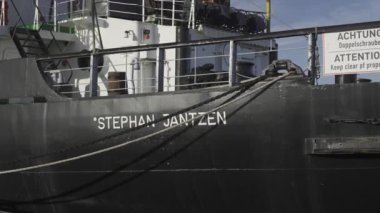 Rostock, Almanya. Eisbrecher Stephan Jantzen im Rostocker Stadthafen. Buzkıran Stephan Jantzen müzesi, güneşli bir kış günü Rostock limanına demirledi.. 