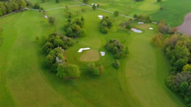 Günbatımı hava görüşünde insan olmadan golf sahası. İHA 'dan golf sahasının görüntüsü. Yukarıdan golf yeşili. Lüks golf sahasında yeşil çimlerin ve ağaçların havadan görünüşü. Wolfratshausen 'deki golf kulübü.. 