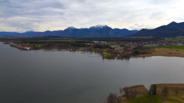Almanya, Bavyera, Hava manzaralı Prien am Chiemsee ve arka planda Chiemgau Alpleri. Das Bayerische Meer. Chiemgauer Bergen. Bayern 'deki en büyük gölün insansız hava aracı görüntüsü. Bernau am Chiemsee. 