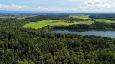 Steinsee bei Munchen Luftaufnahme. Steinsee, Bayern Luftbildansicht 'te. Almanya, Bavyera, Münih yakınlarındaki Stein Gölü hava manzarası. Almanya 'nın en sıcak göllerinden biri. Steinsee orman bölgesinde yer almaktadır.. 