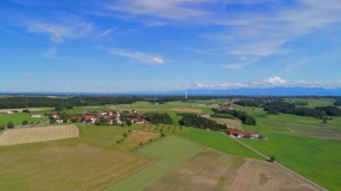 Pfarrkirche St. Michael, Bayern 'deki Alxing und Windfarm, Deutschland Luftaufnahme. Rüzgâr türbini köy kilisesinin hava manzarasının arkasında. Alxing Blick süper Pfarrkirche St. Michael auf Osterklinger Windrad. 