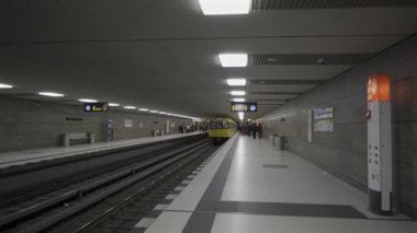 25 Aralık 2023. Berlin, Almanya. U-Bahnhof Unter den Linden ist ein U-Bahn-Umsteigebahnhof im Berliner Ortsteil Mitte. Berlin 'deki Unter den Linden metro istasyonunun içi. Metro BVG. 