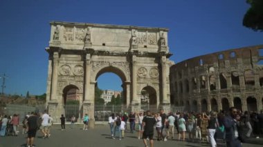 17 Ekim 2023. Roma, İtalya. Arco di Costantino Roma. Sıcak, güneşli bir havada Konstantin Kemeri turistlerle dolup taşıyor. Arco di Costantino verso il Colosseo. Romanların ünlü turistik beldesi