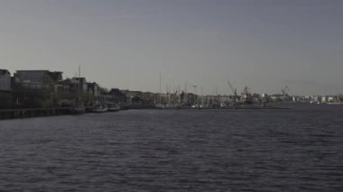 Rostock, Almanya. Alman şehri Rostock, Deutschland 'da nehir kıyısına bakan bir liman. Mecklenburg-Vorpommern 'de Savaşsız Sifonlar. 