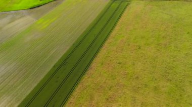 Yazın Bavyera, Almanya 'da güneşli bir havada çeşitli tarım alanlarının havadan görünüşü. Luftaufnahme verschiedenen landwirtschaftlichen Feldern im Sommer, Bayern, Deutschland. Çiftlik alanları. 