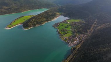 Luftaufnahme Blick auf den Walchensee von der Herzogstanbahn. Herzogstand Dağı, Yukarı Bavyera, Bavyera, Almanya 'da görüldüğü üzere, Walchensee, Zwergern yarımadasında yer alan bir şehirdir.. 