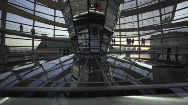 27 Aralık 2023. Berlin, Almanya. Şafakta Reichstag cam kubbesi. Gün batımında Berlin 'deki Bundestag' ın cam kubbesinin içindeki sarmal geçit. Kuppel und Dachterrasse des Reichstagsgebaudes