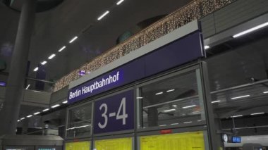 24 Aralık 2023. Berlin, Almanya. Berlin hauptbahnhof gleis. Berlin Merkez İstasyonu içerideki platformda. Merkez demiryolu terminali demiryolu hattının içinde. Rayların demiryolu deposu görüntüsü. 