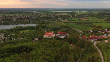 Schloss Seefeld ist ein Graflich Toerringsches Schloss in Seefeld in der Nahe des Pilsensee im Landkreis Starnberg von Bayern Luftaufnahme. Schloss Şatosu Seefeld Oberbayern hava görüntüsü. 