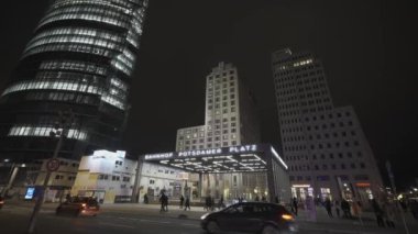 Berlin, Almanya. Akşam Potsdamer Platz Berlin 'de. Potsdamer Platz 'daki Gece Şehri silueti. Gece şehri, gökdelenler, şehir merkezinde ulaşım. Yeni modern finans bölgesi. 