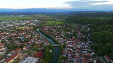 Luftbild der bayerischen Stadt Wolfratshausen und Loisach-Isar-Kanal in Deutschland bei Sonnenuntergang im Sommer. Yukarı Bavyera 'daki Wolfratshausen kasabası ve Almanya' daki nehir manzarası. 