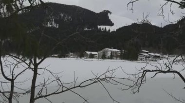 Kışın Spitzingsee Gölü Bavyera, Almanya 'da dondurucu bulutlu havada kar ve buzla kaplıdır. Spitzingsee, Schlierseer Berge 'deki Bavyera Alplerinde bir dağ gölü. 