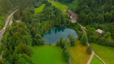 Oberstdorf 'taki Der Christlessee, Weiler Gottenried, I' m bayerischen Landkreis Oberallgau, Deutschland Luftaufnahme. Kristal berraklığında Christlessee Gölü Alpler 'in havadan manzaralı dağlarında yazın. 