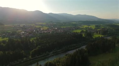 Oberstdorf yakınlarındaki Fischen im Allgau 'nun güneşli yaz havasında Bavyera, Almanya' daki Landkreis Oberallgau 'da hava görüntüsü. Fischen im Allgaeu Luftaufnahme. Pfarrkirche St. Verena 'da. Frauenkapelle.. 