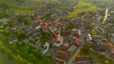 Oberstdorf yakınlarındaki Fischen im Allgau 'nun güneşli yaz havasında Bavyera, Almanya' daki Landkreis Oberallgau 'da hava görüntüsü. Fischen im Allgaeu Luftaufnahme. Pfarrkirche St. Verena 'da. Frauenkapelle.. 