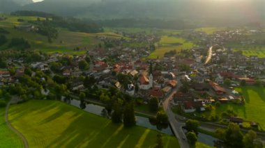 Oberstdorf yakınlarındaki Fischen im Allgau 'nun güneşli yaz havasında Bavyera, Almanya' daki Landkreis Oberallgau 'da hava görüntüsü. Fischen im Allgaeu Luftaufnahme. Pfarrkirche St. Verena 'da. Frauenkapelle.. 