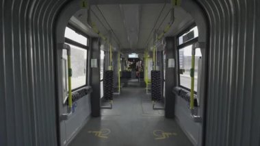 Yolculuk sırasında Berlin tramvayı içerideydi. Tema: Berlin, Almanya 'da toplu taşıma. Berlin tramvayı, boş kompartıman. Strassenbahn, Berlin Innenaufnahme. 