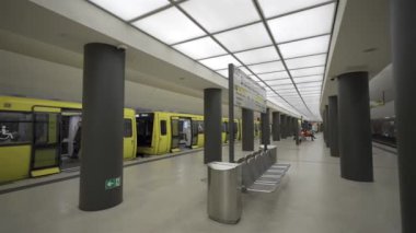 25 Aralık 2023. Berlin, Almanya. U-Bahn Brandenburger Tor. Berlin Brandenburger Tor metro istasyonu Berlin 'in Mitte bölgesindeki metro istasyonu. İç metro istasyonu Linie U5. 