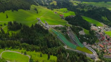 Schattenberg Skistadion, Oberstdorf, Deutschland Luftaufnahme 'de. Orlen Arena Oberstdorf Allgau. Almanya 'nın Bavyera kentindeki kayakla atlama stadyumunda. Skisprungstadion am Schattenberg Allgauer Alpen 'de