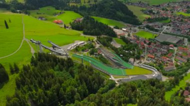 Schattenberg Skistadion, Oberstdorf, Deutschland Luftaufnahme 'de. Orlen Arena Oberstdorf Allgau. Almanya 'nın Bavyera kentindeki kayakla atlama stadyumunda. Skisprungstadion am Schattenberg Allgauer Alpen 'de